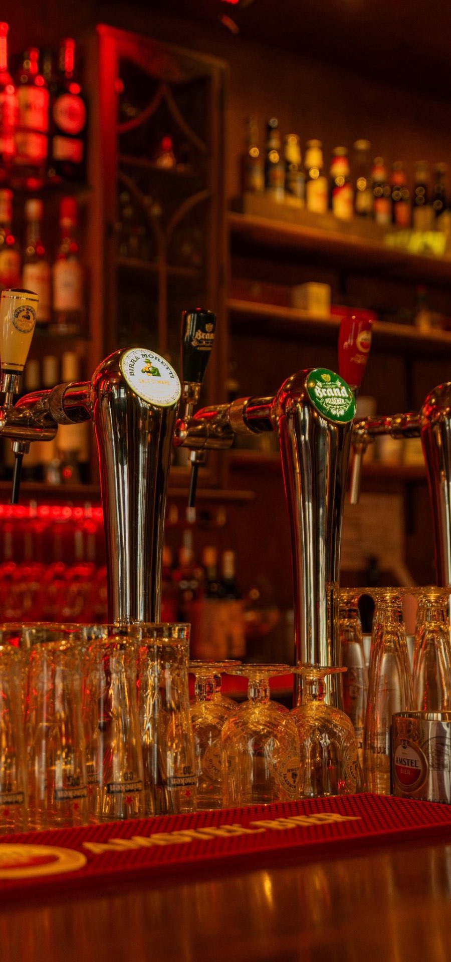 Bar met biertaps en flessen