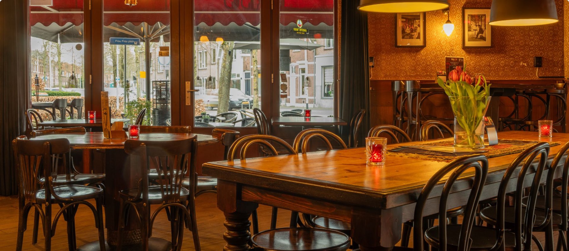 Interieur Café Frou Frou met warme kaarsverlichting